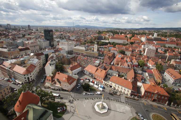 Panorama mesta Košice s modernou bytovou výstavbou na pozadí.