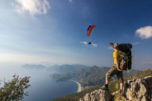 paraglidingové krídlo vo vzduchu počas športového výletu v prírode.