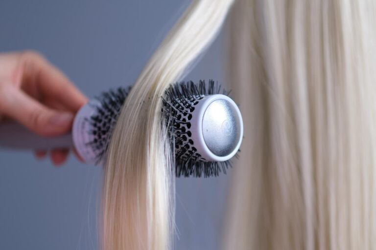Detailný záber na aplikáciu vlasových mikrovlákien pre okamžité optické zahustenie rednúcich vlasov a zakrytie lysín.
