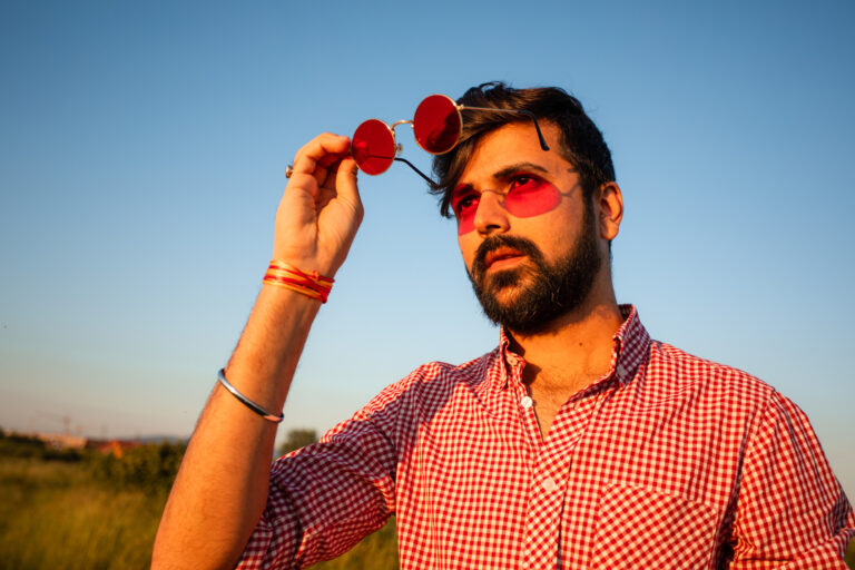 Človek chráni oči pred slnkom pomocou slnečných okuliarov