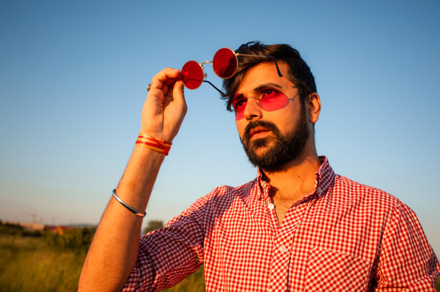 Človek chráni oči pred slnkom pomocou slnečných okuliarov