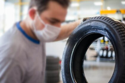 Porovnanie dezénu prémiovej a lacnej pneumatiky pri teste brzdnej dráhy na mokrej vozovke v kritickej situácii.
